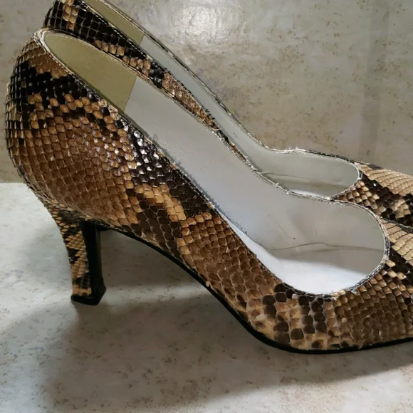Stuart Weitzman Snake Skin Pumps size 8.5AA/Narrow - Picture 4 of 10